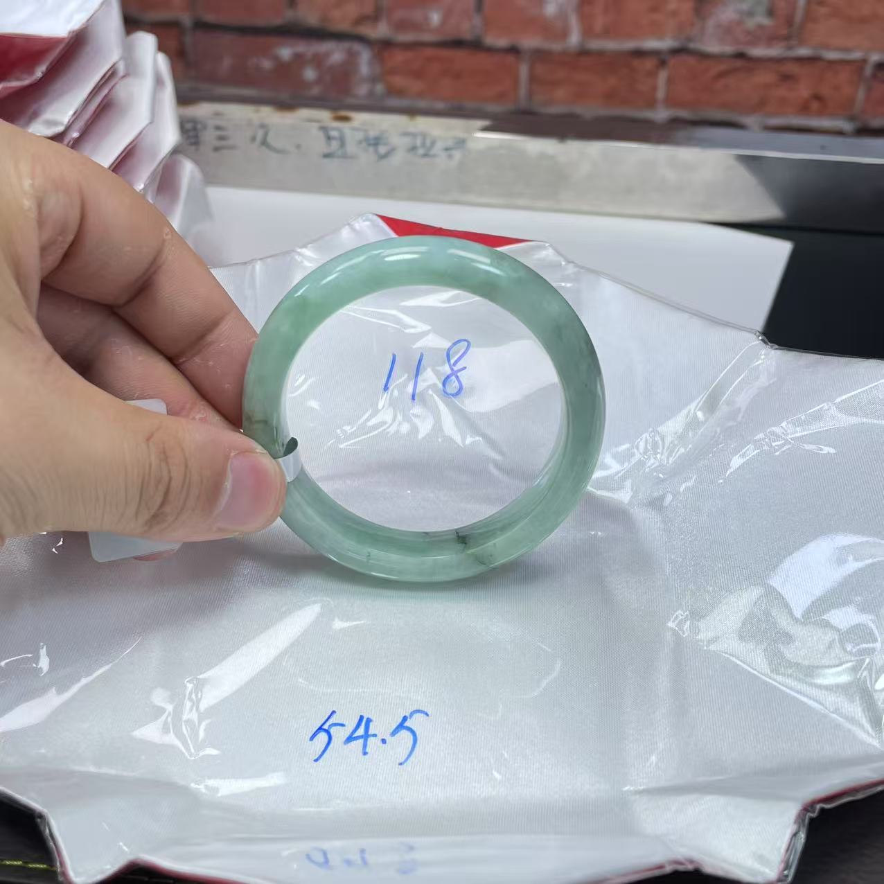 毛货手镯需精细抛光/118