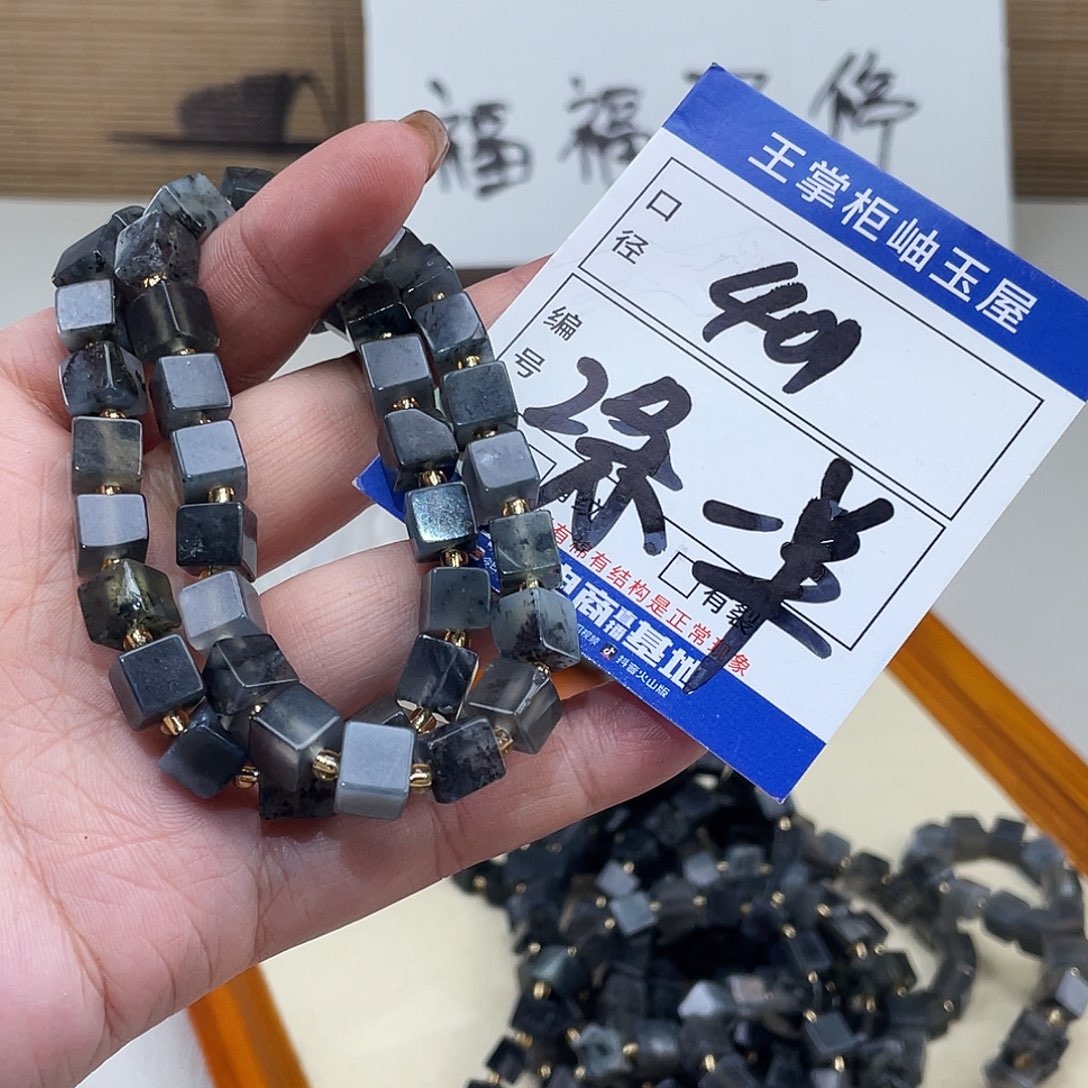 岫玉未镶嵌吊坠吊坠多样性，发一件
