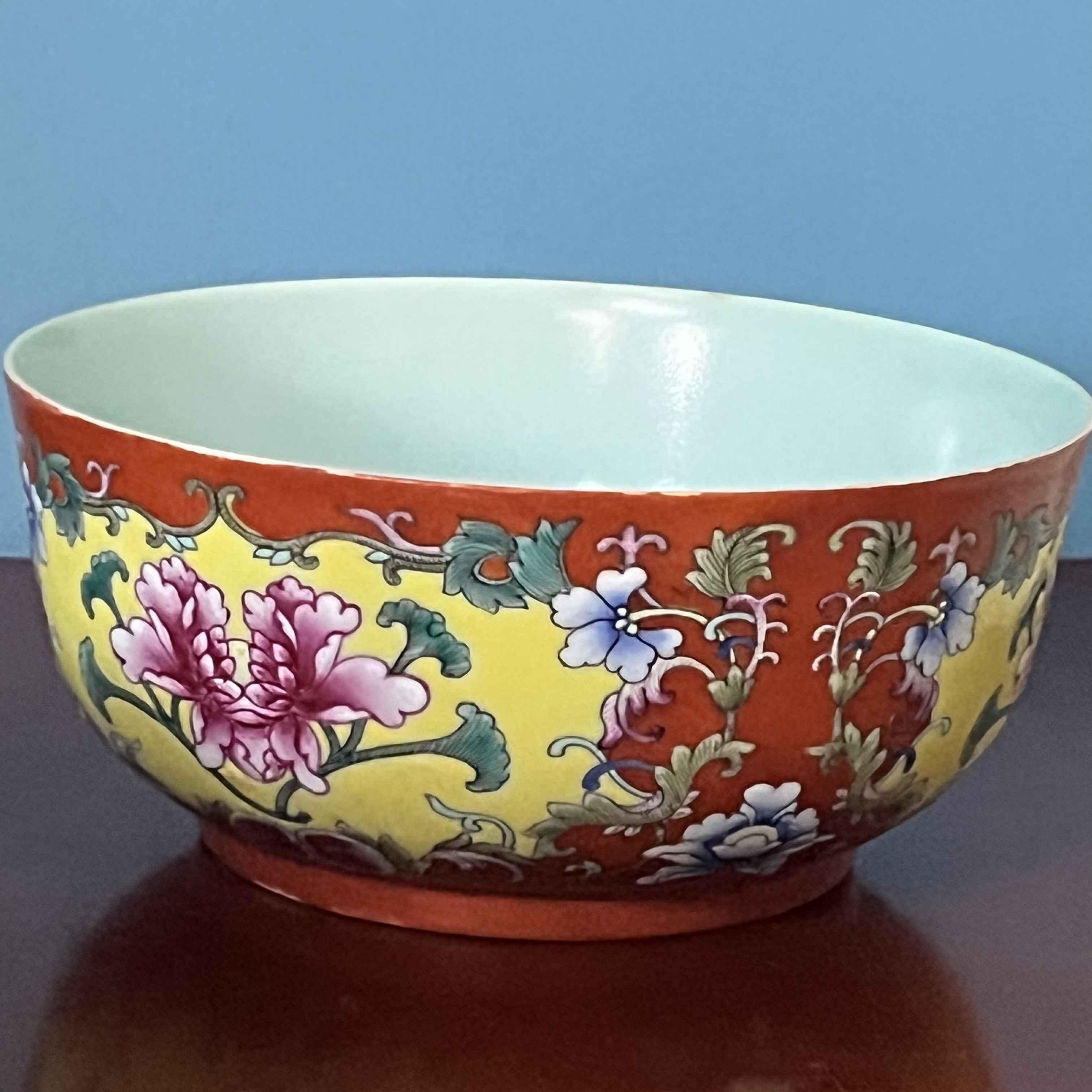 1989 清道光珊瑚红釉粉彩花卉碗