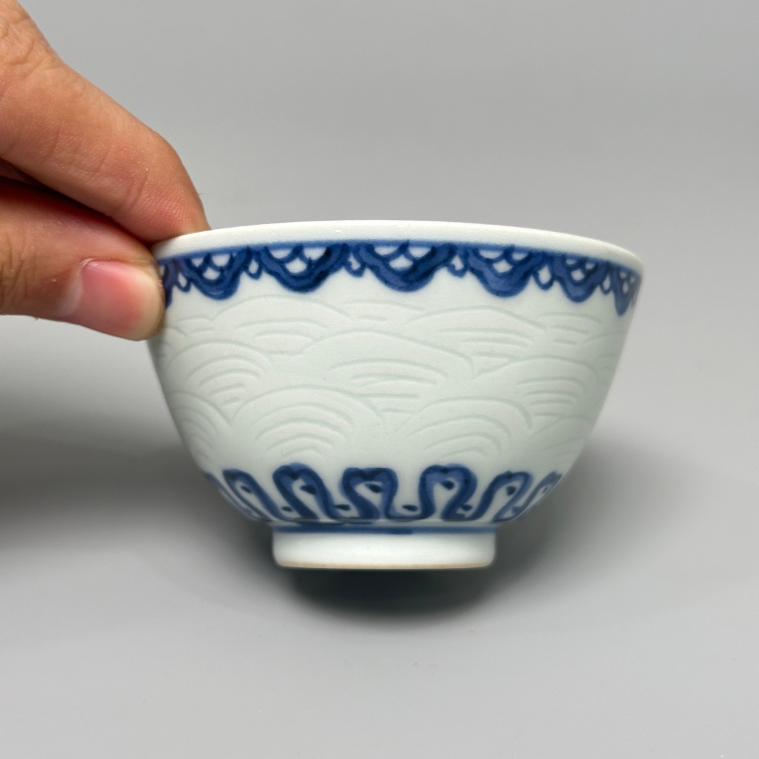 【拍卖】Lot.3803 外暗刻海水纹内青花人物杯一对