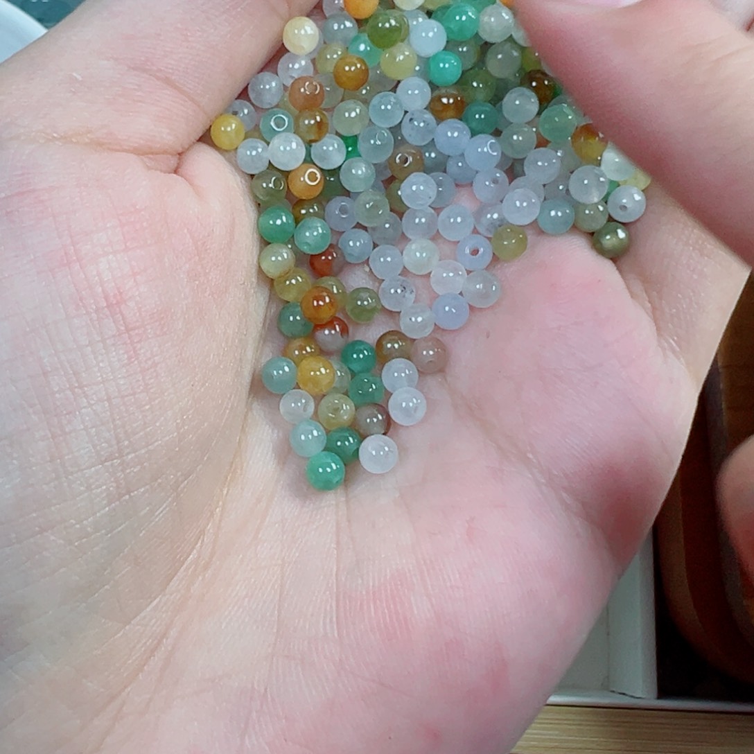 翡翠散珠卡3.5三彩米珠，挑三50颗