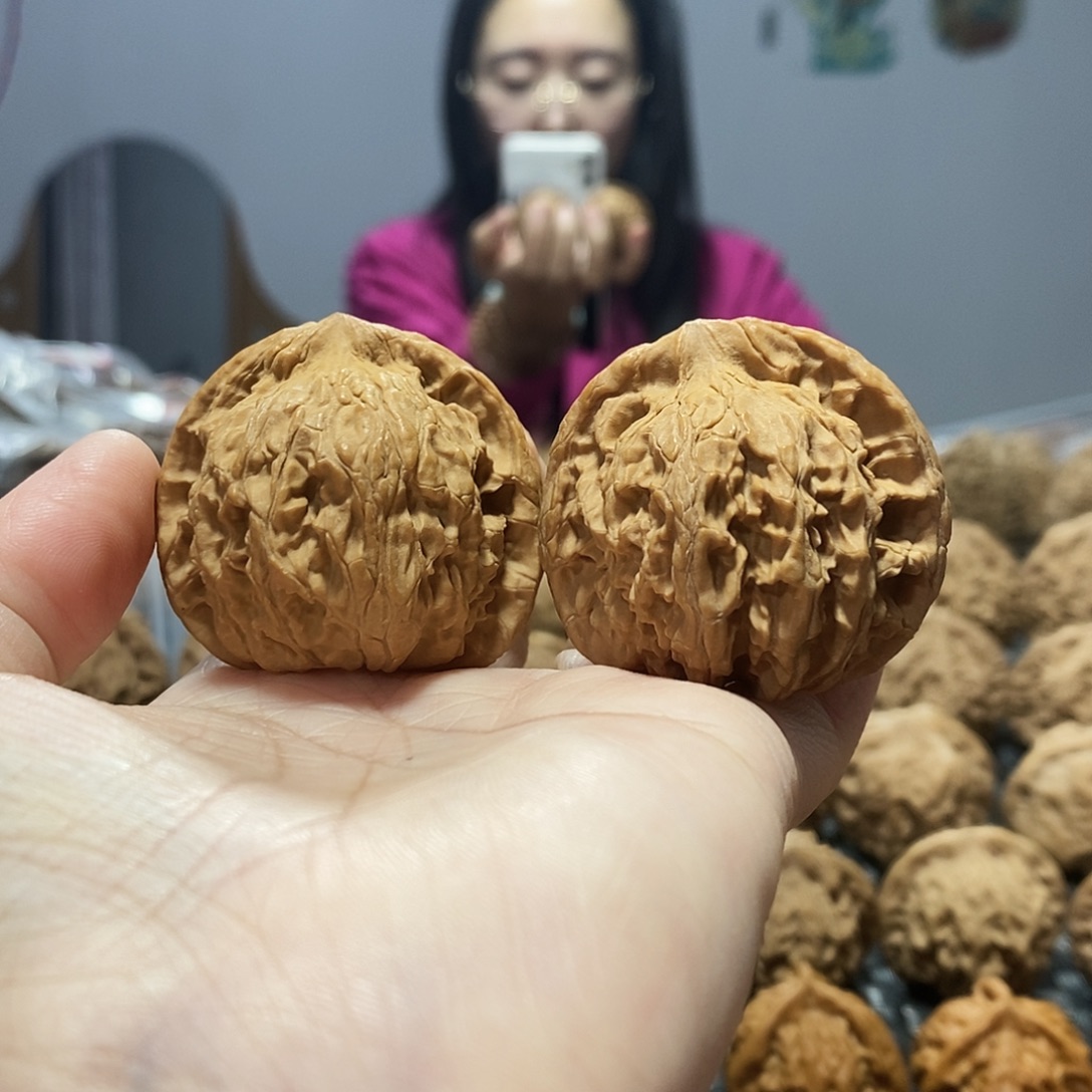 吊坠桃核红狮子43黄