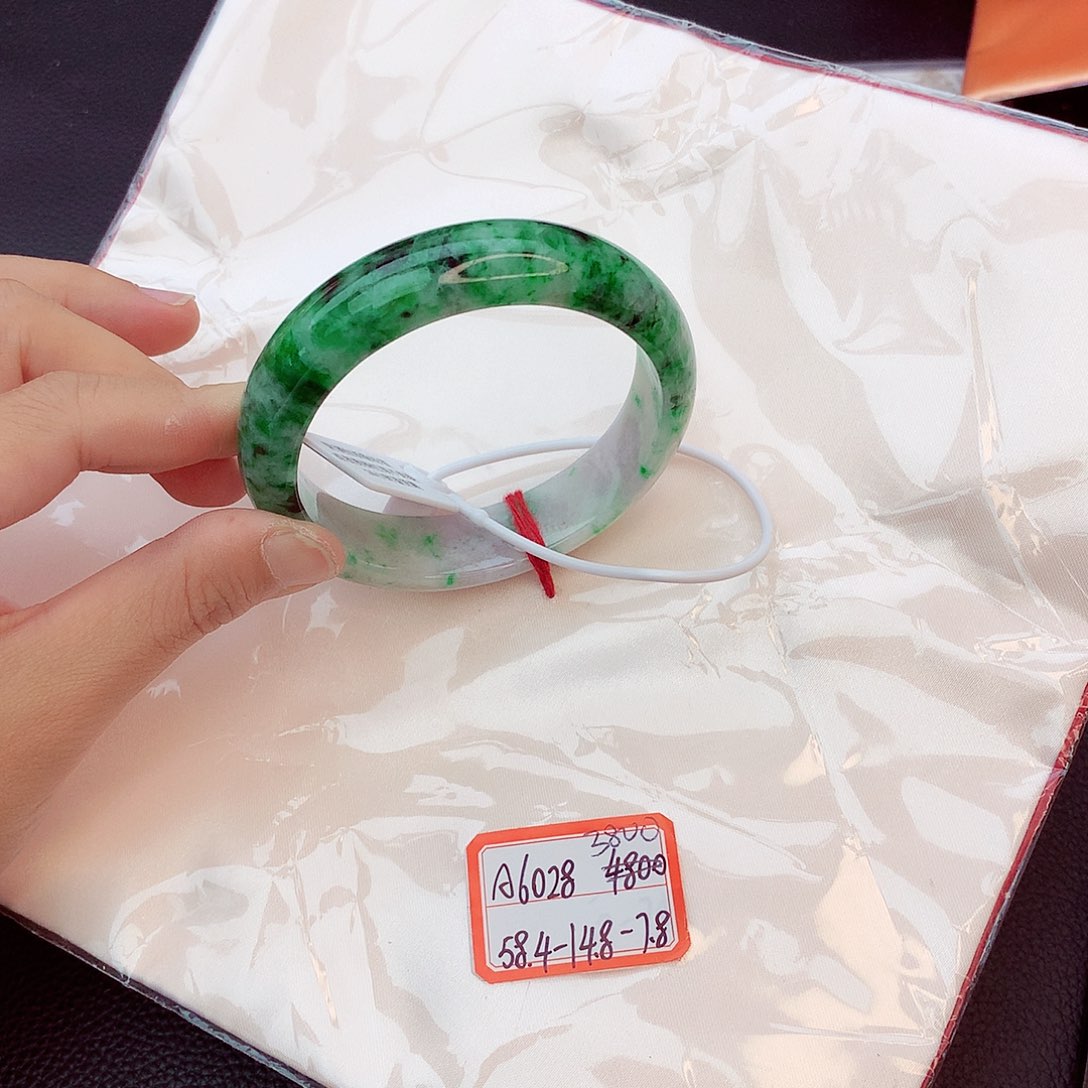 翡翠手镯未镶嵌翡翠