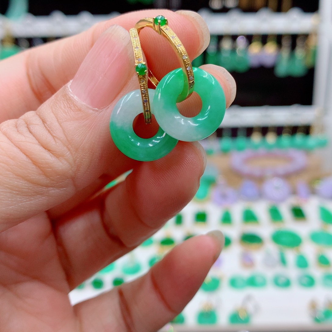 翡翠18K金镶嵌耳饰的