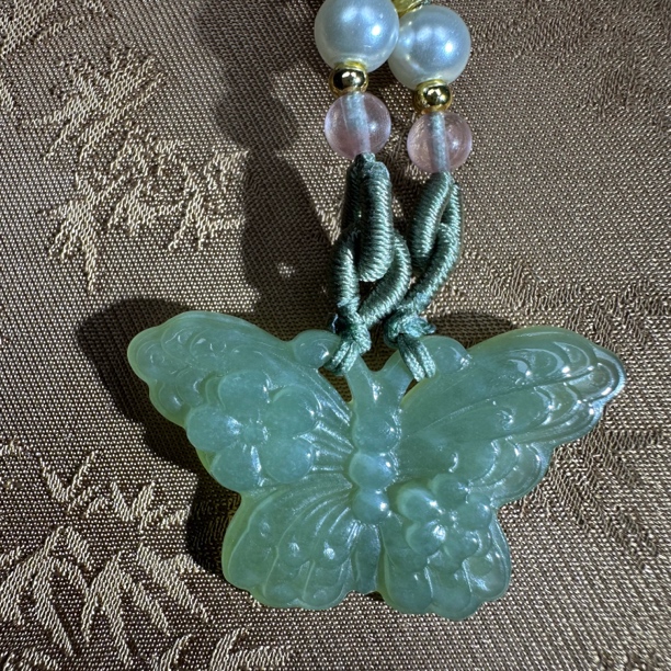 和田玉湖水绿蝴蝶吊坠女，一物一拍