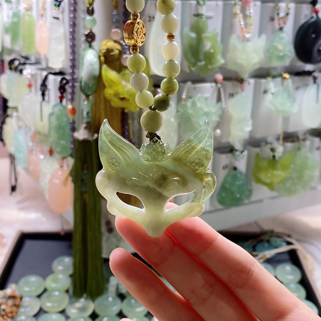 蛇纹石玉未镶嵌颈饰
