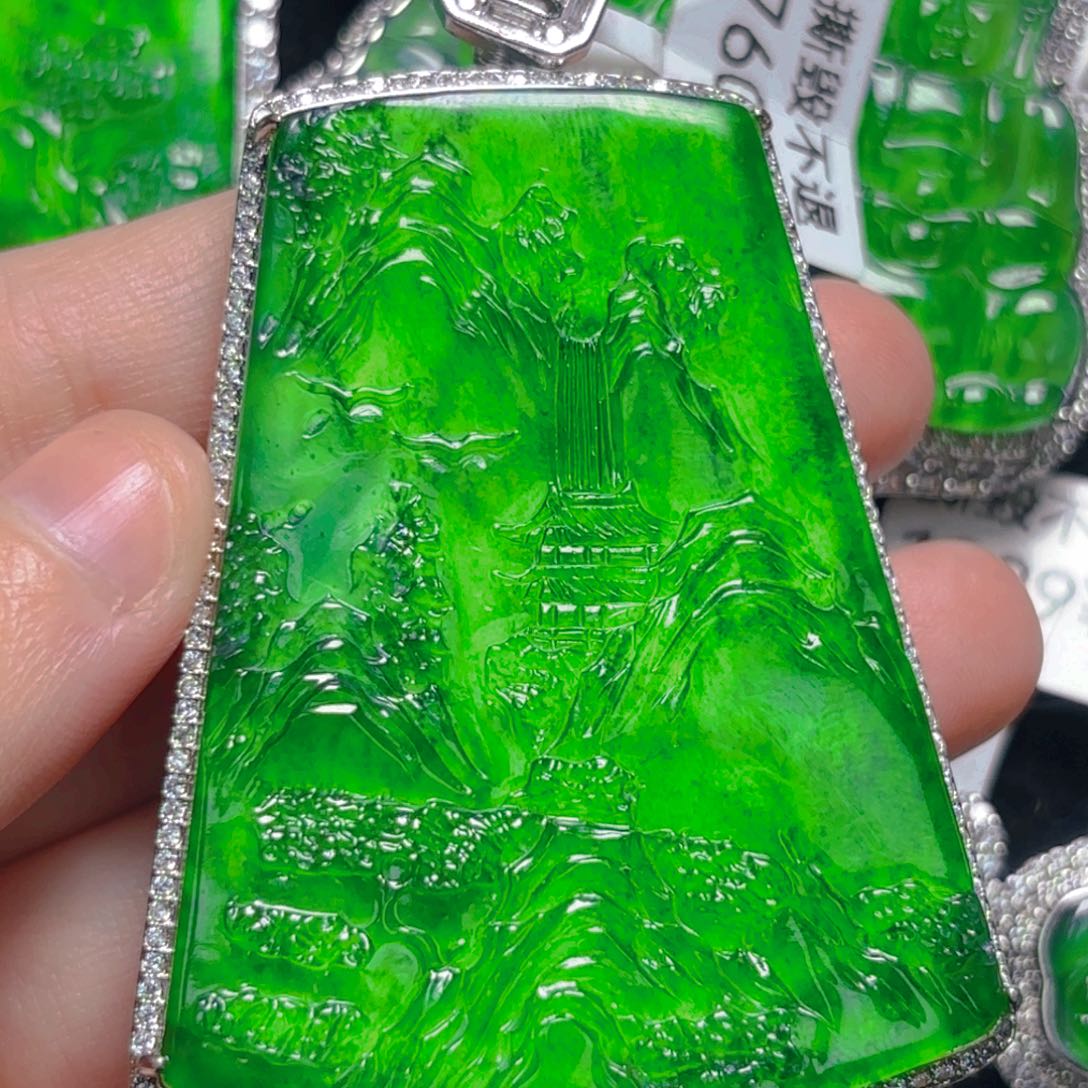 翡翠颈饰未镶嵌山水牌