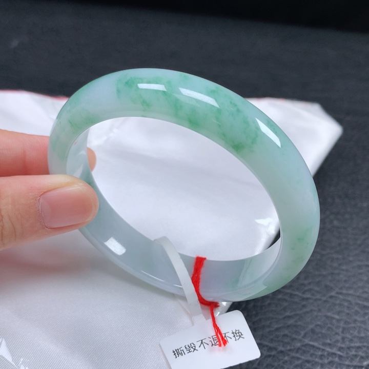 翡翠未镶嵌手镯  