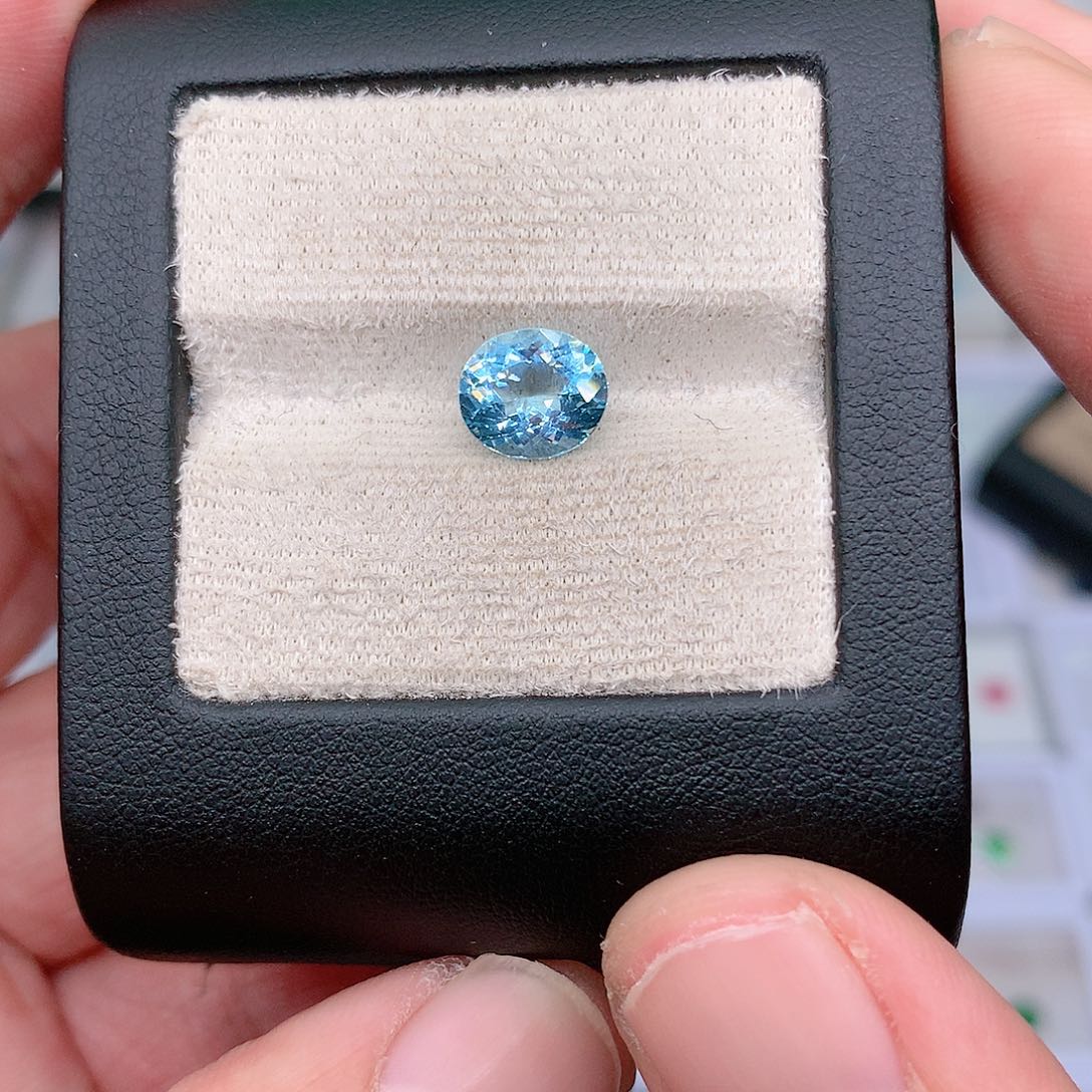 海蓝宝石裸石未镶嵌被***的1.595c t