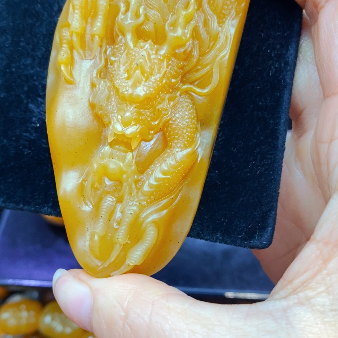 未镶嵌石英质玉（黄龙玉）颈饰