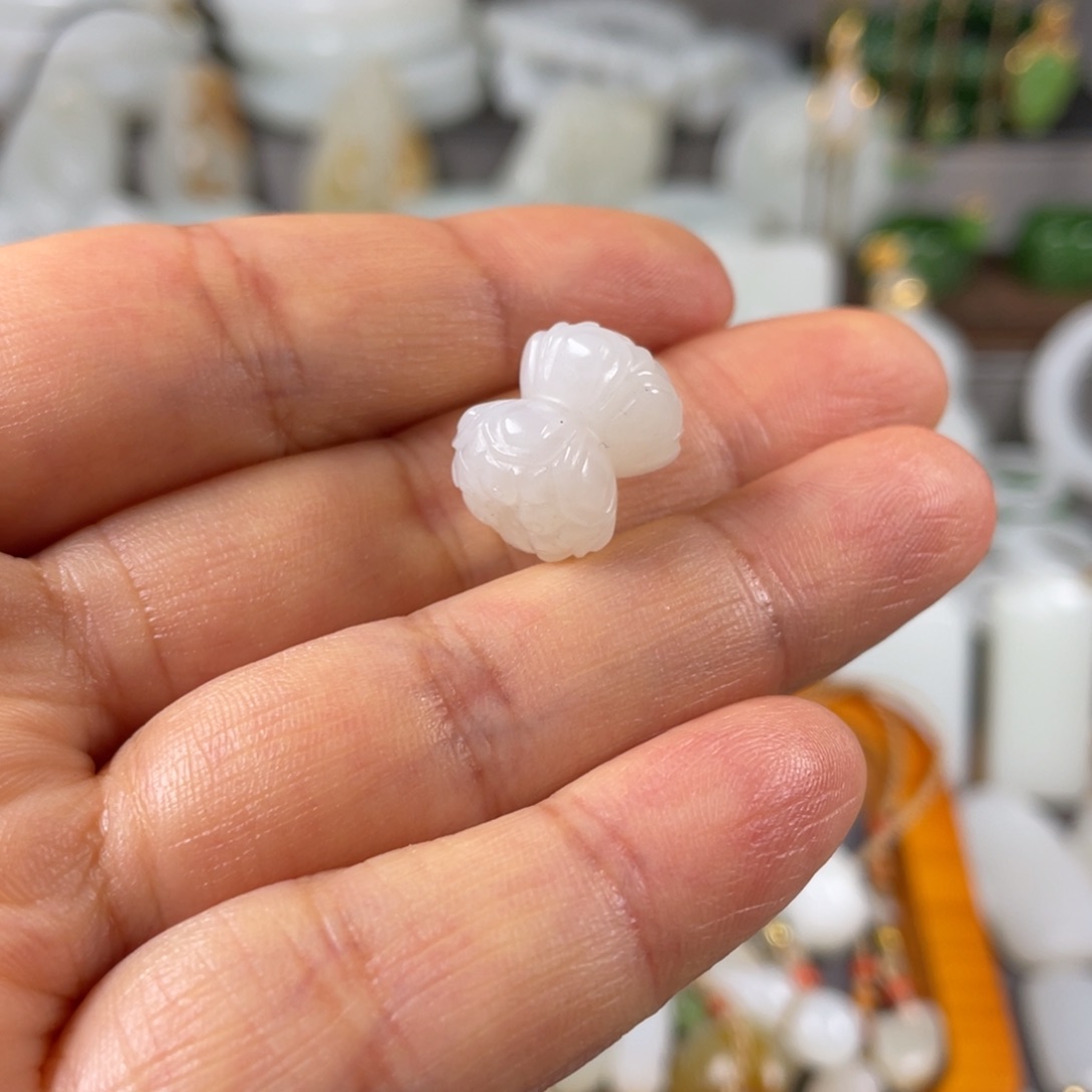 和田玉颈饰未镶嵌叶**希