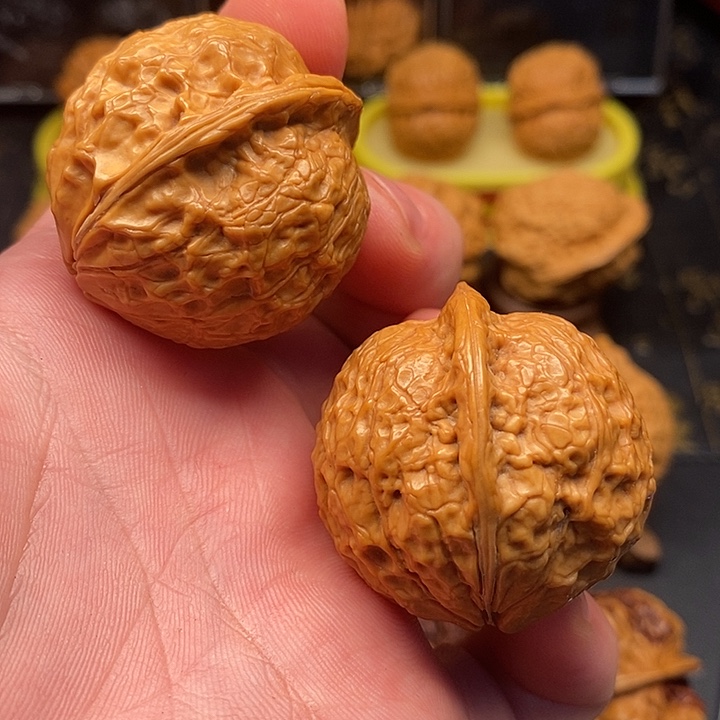 桃核把件云铁铁绣球