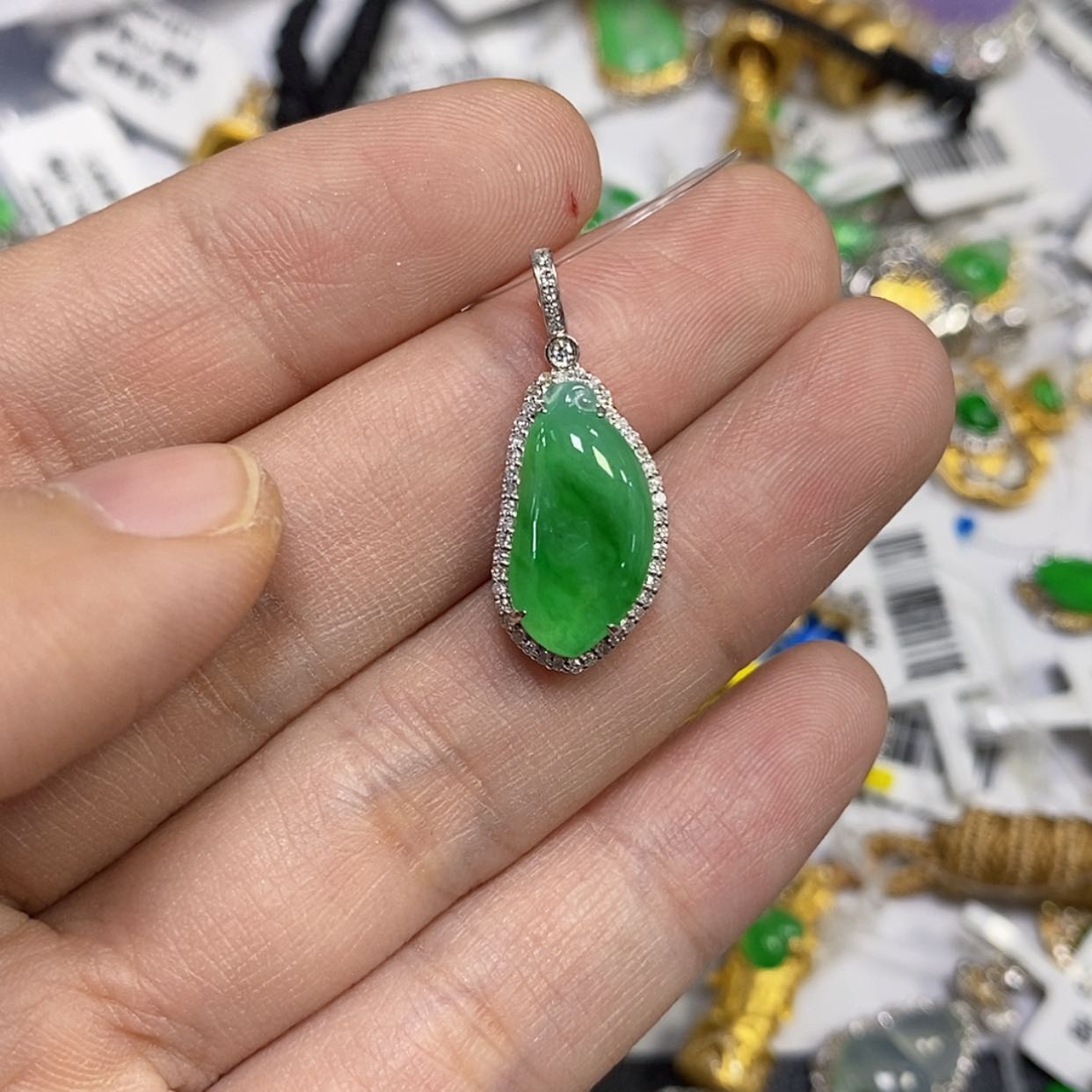 【闪购商品】颈饰18K金镶嵌翡翠猛***?吊坠