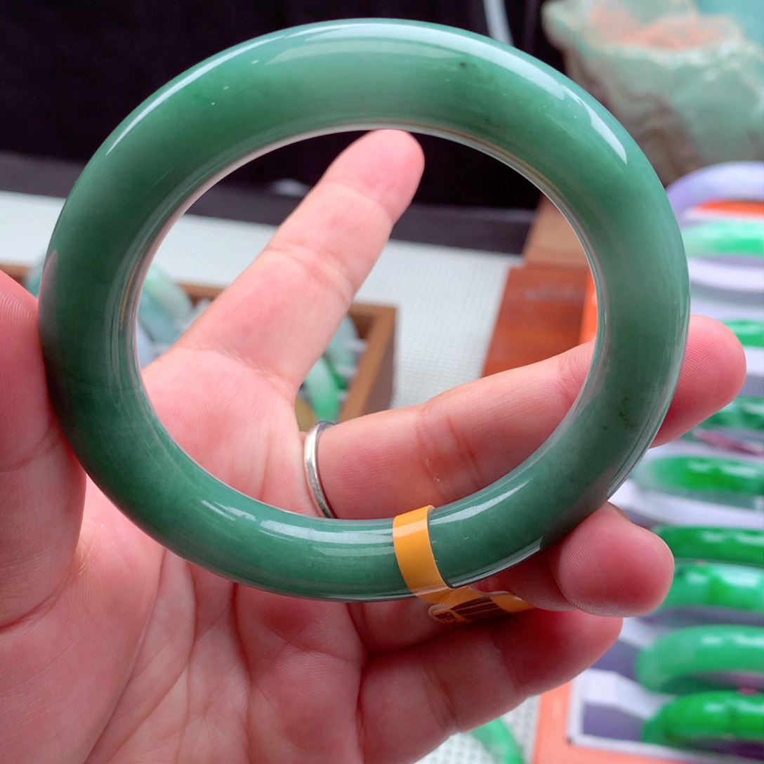 翡翠手镯未镶嵌翡翠