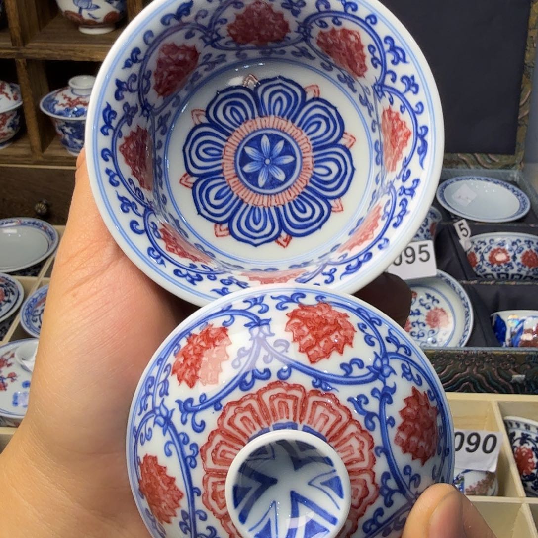 釉里红满绘马蹄盖碗