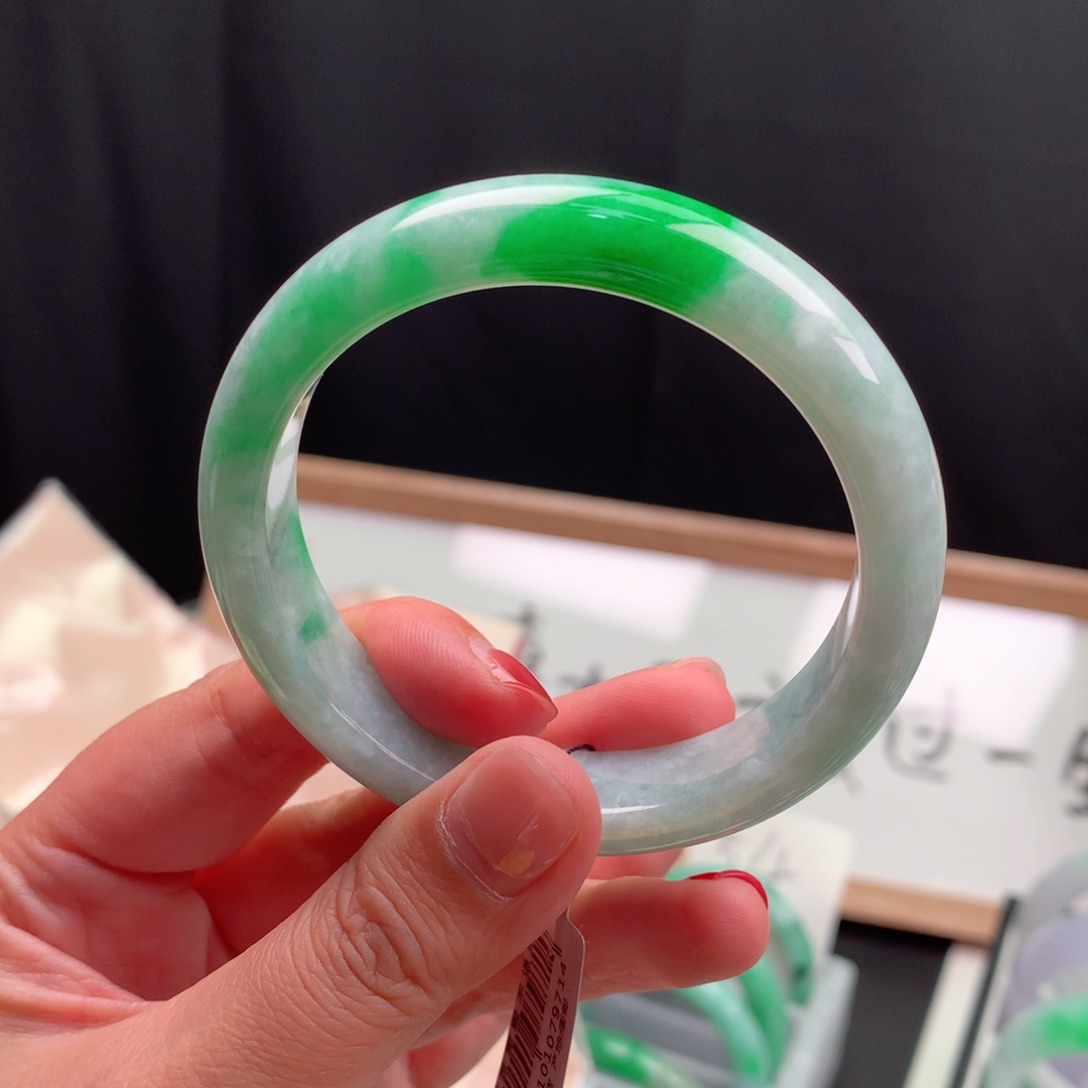 翡翠手镯未镶嵌缅甸