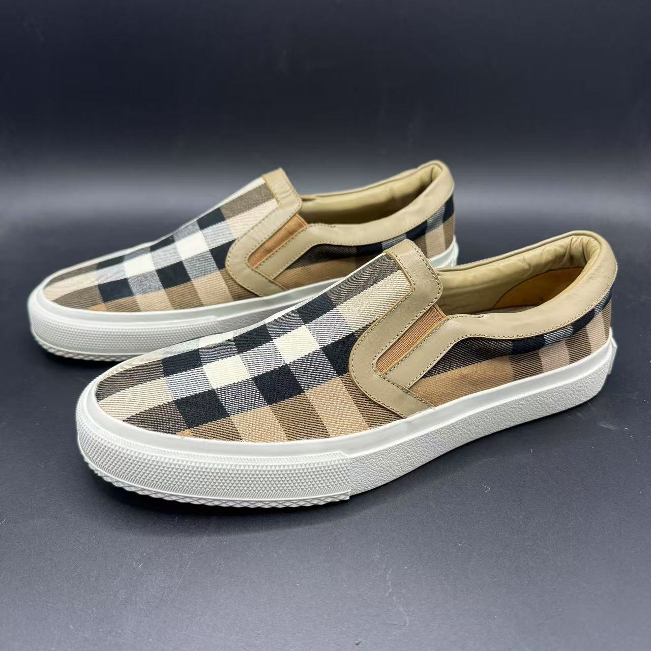 95新 BURBERRY/博柏利 男士黑白棋盘格一脚蹬44码lb399