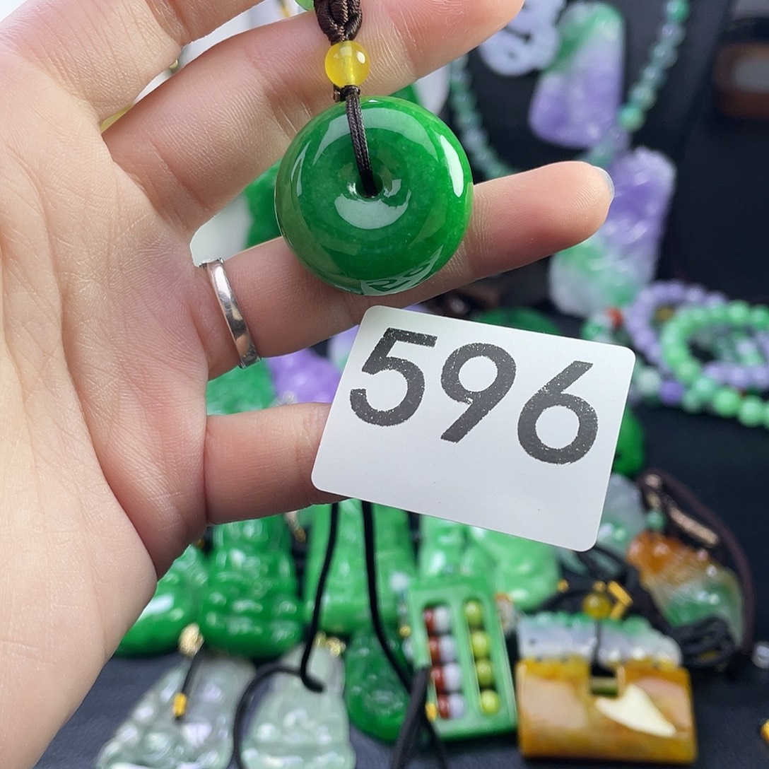 翡翠未镶嵌吊坠(赠链)