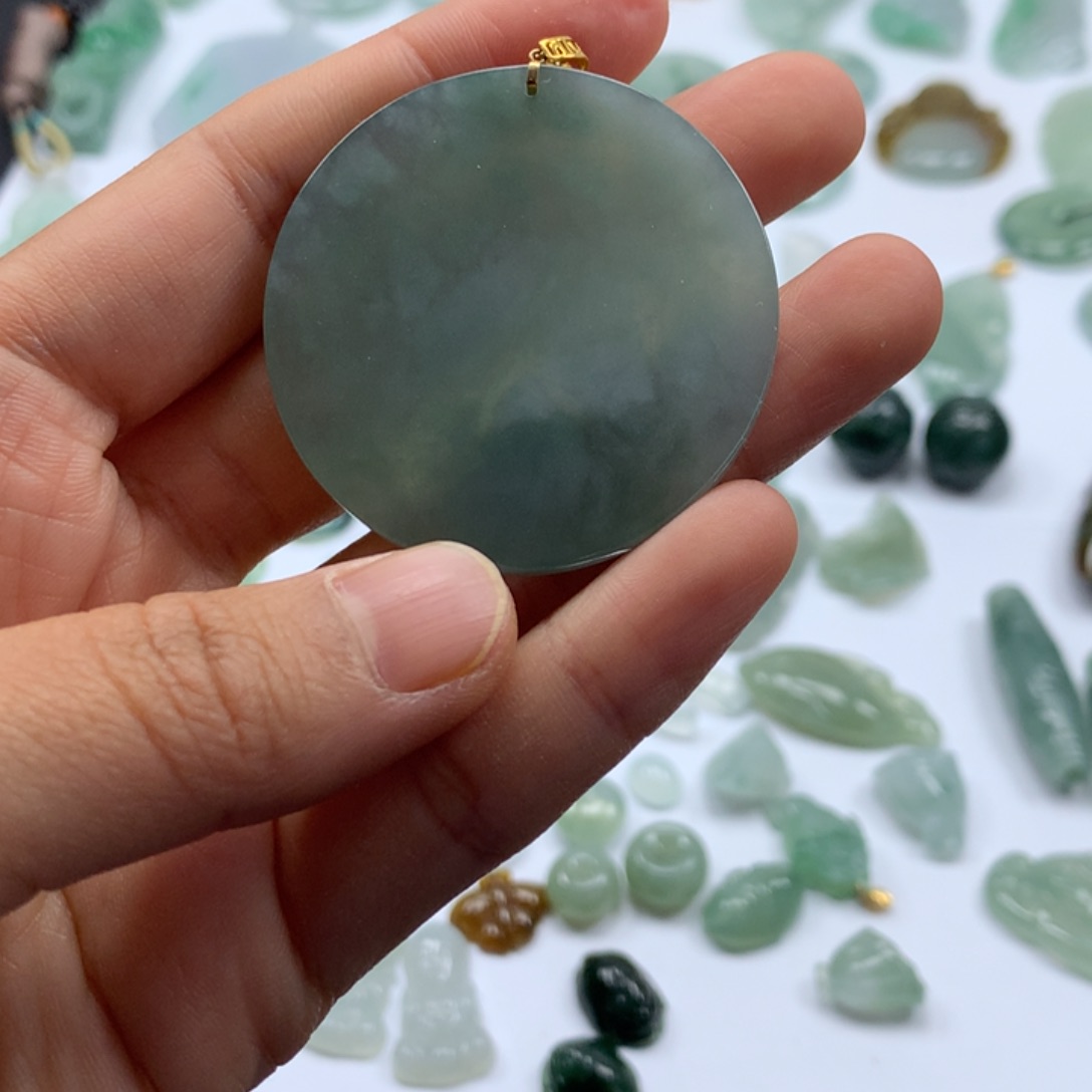 翡翠颈饰未镶嵌无事牌