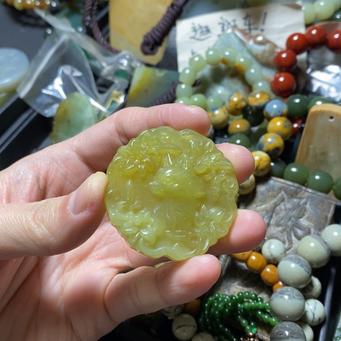 蛇纹石玉未镶嵌颈饰