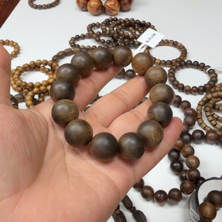 傲***峰沉香碎屑沉香海南留疤白棋1.6大➕碎屑多样性发一