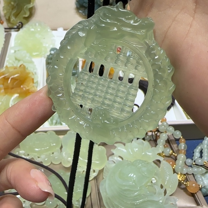 蛇纹石玉吊坠未镶嵌