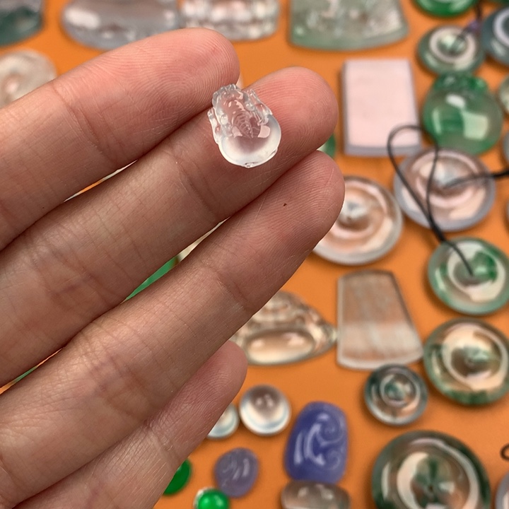 翡翠挂件未镶嵌…