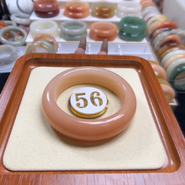 平***喜石英质玉未镶嵌手镯