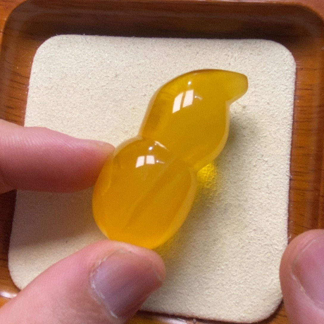 琥珀裸石未镶嵌鸡油黄特价随形葫芦