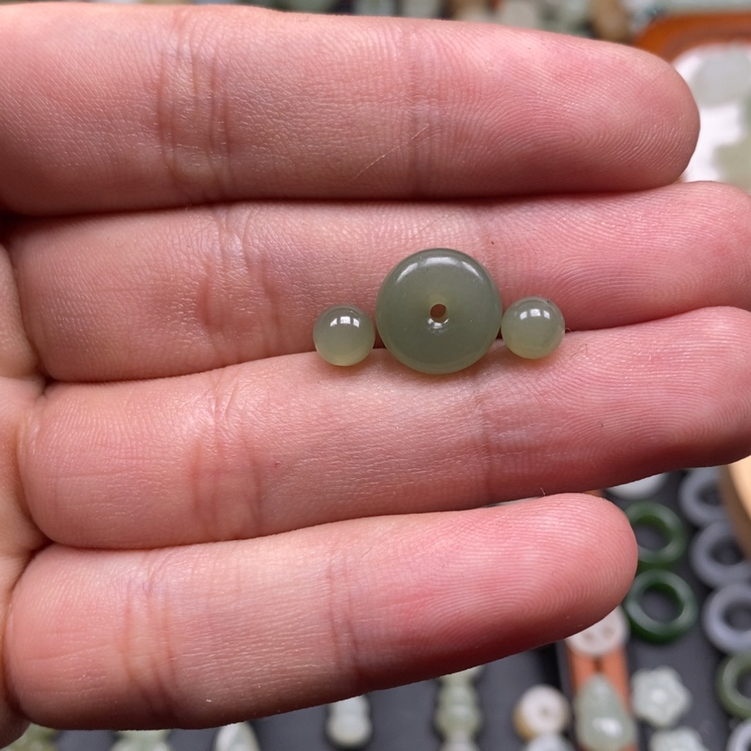 @***宝和田玉未镶嵌颈饰