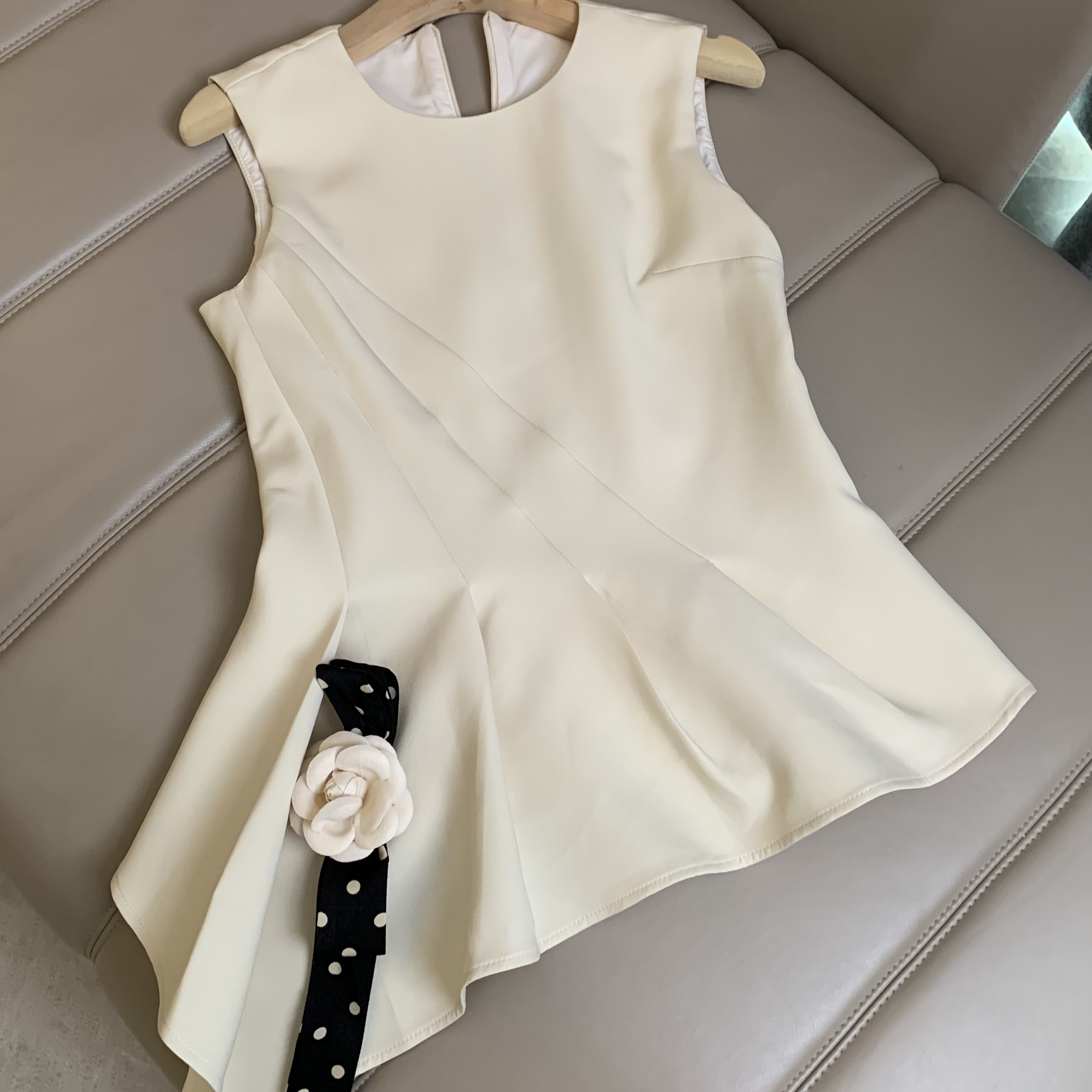 名媛收腰修身通勤背心上衣