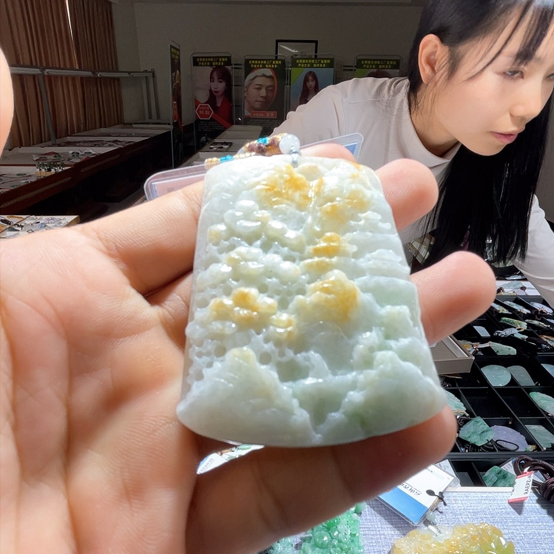 翡翠未镶嵌颈饰一