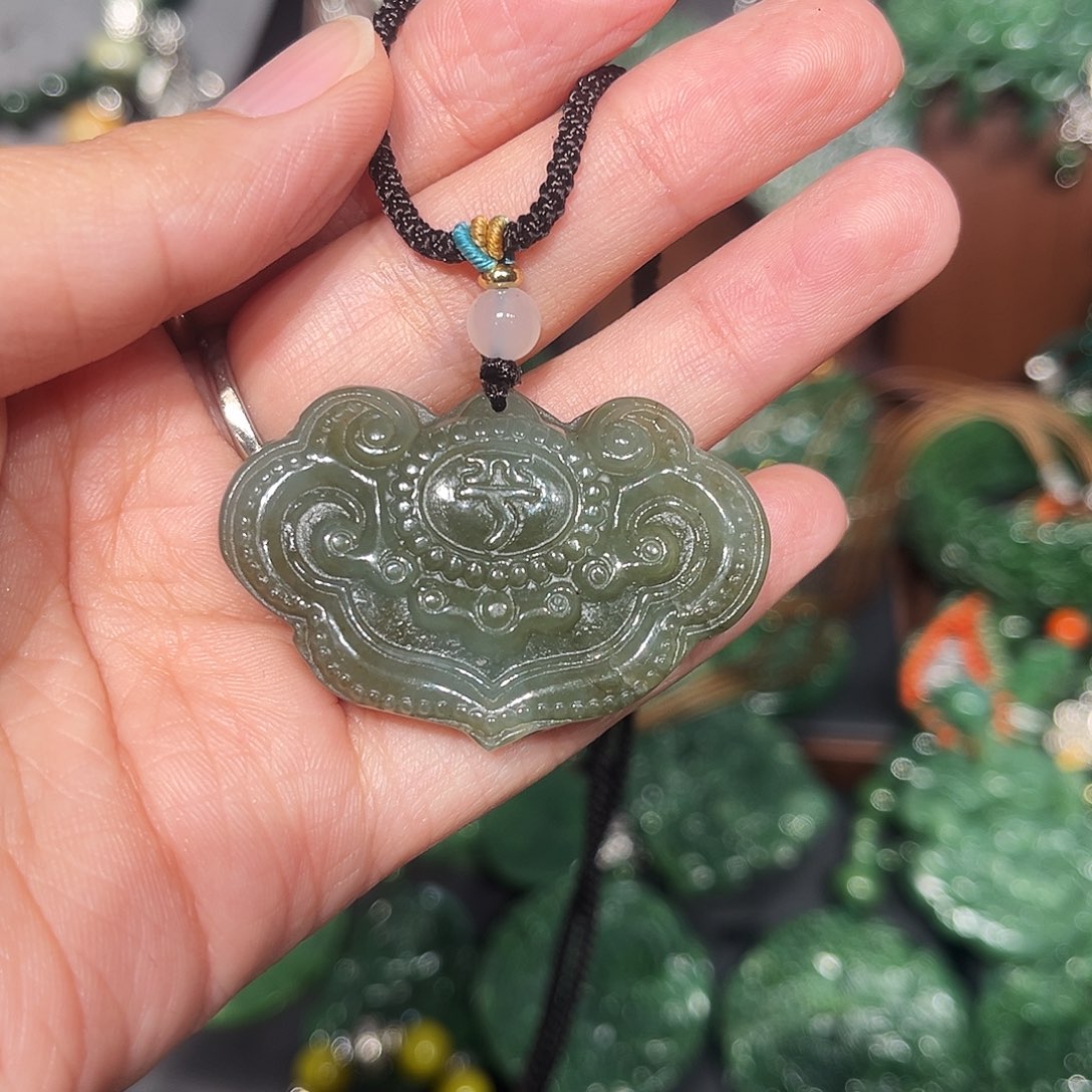 颈饰未镶嵌和田玉（糖玉）