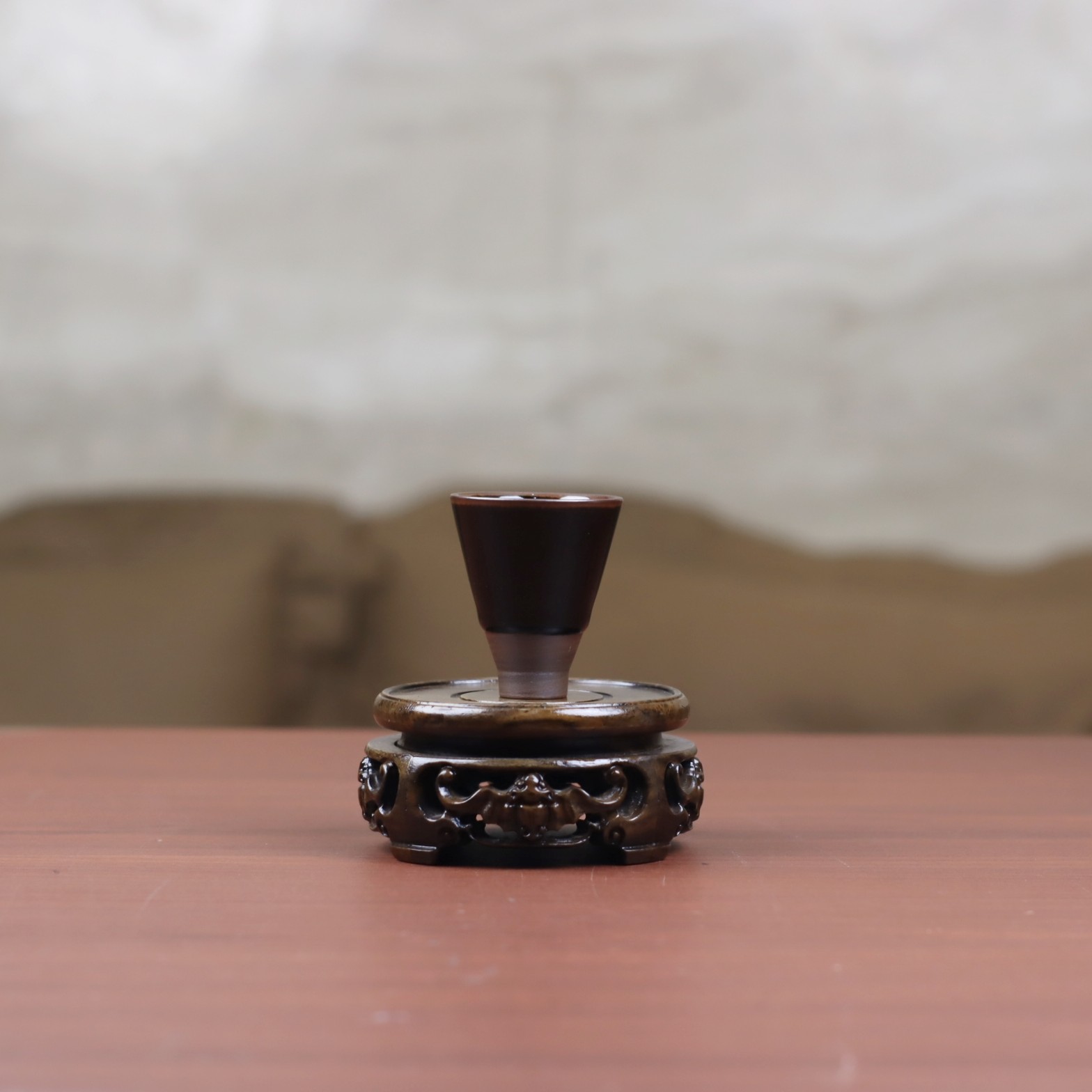 【陈旭签名底款】龙泉黑蜜桃闻香杯-容量45cc左右。