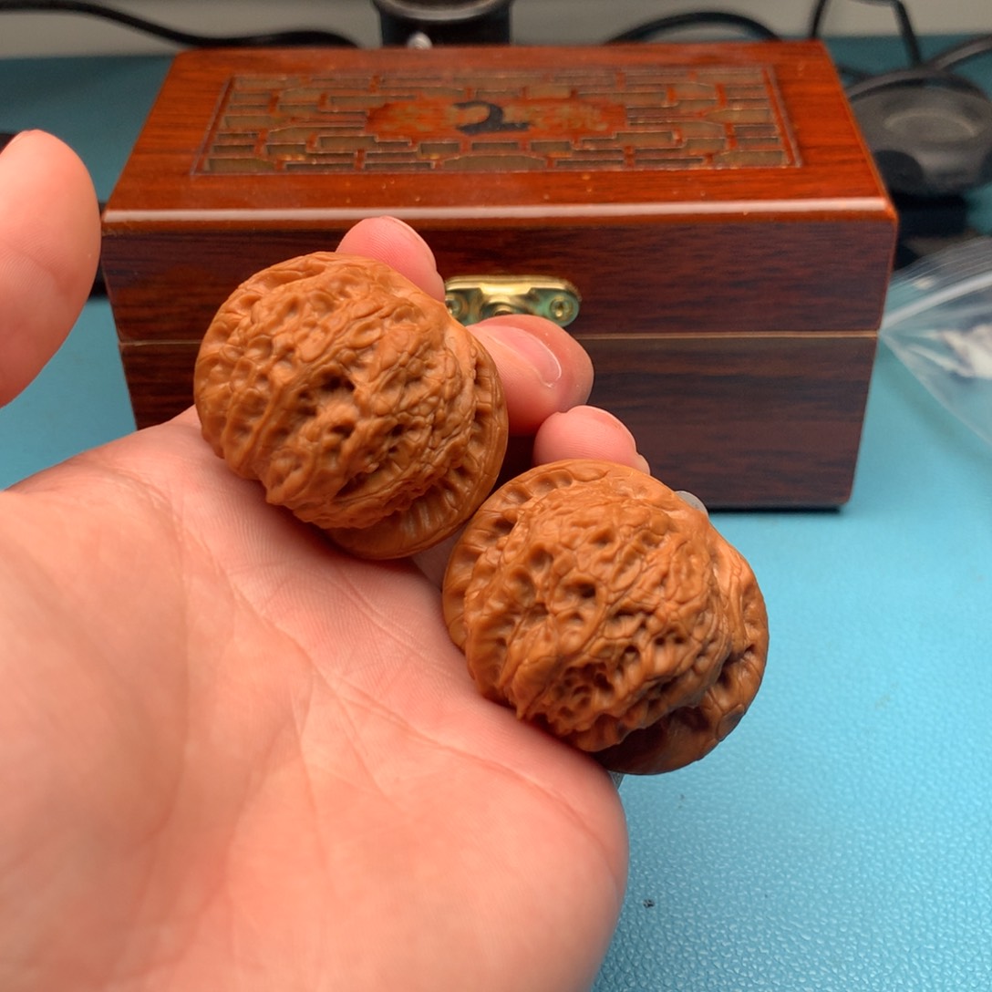 文玩核桃吊坠血麒麟