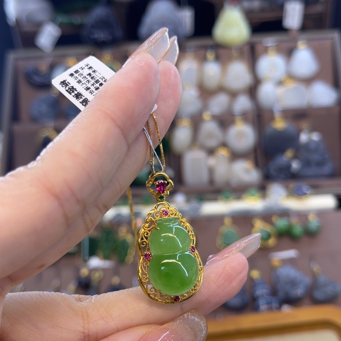 和田玉吊坠18K金镶嵌