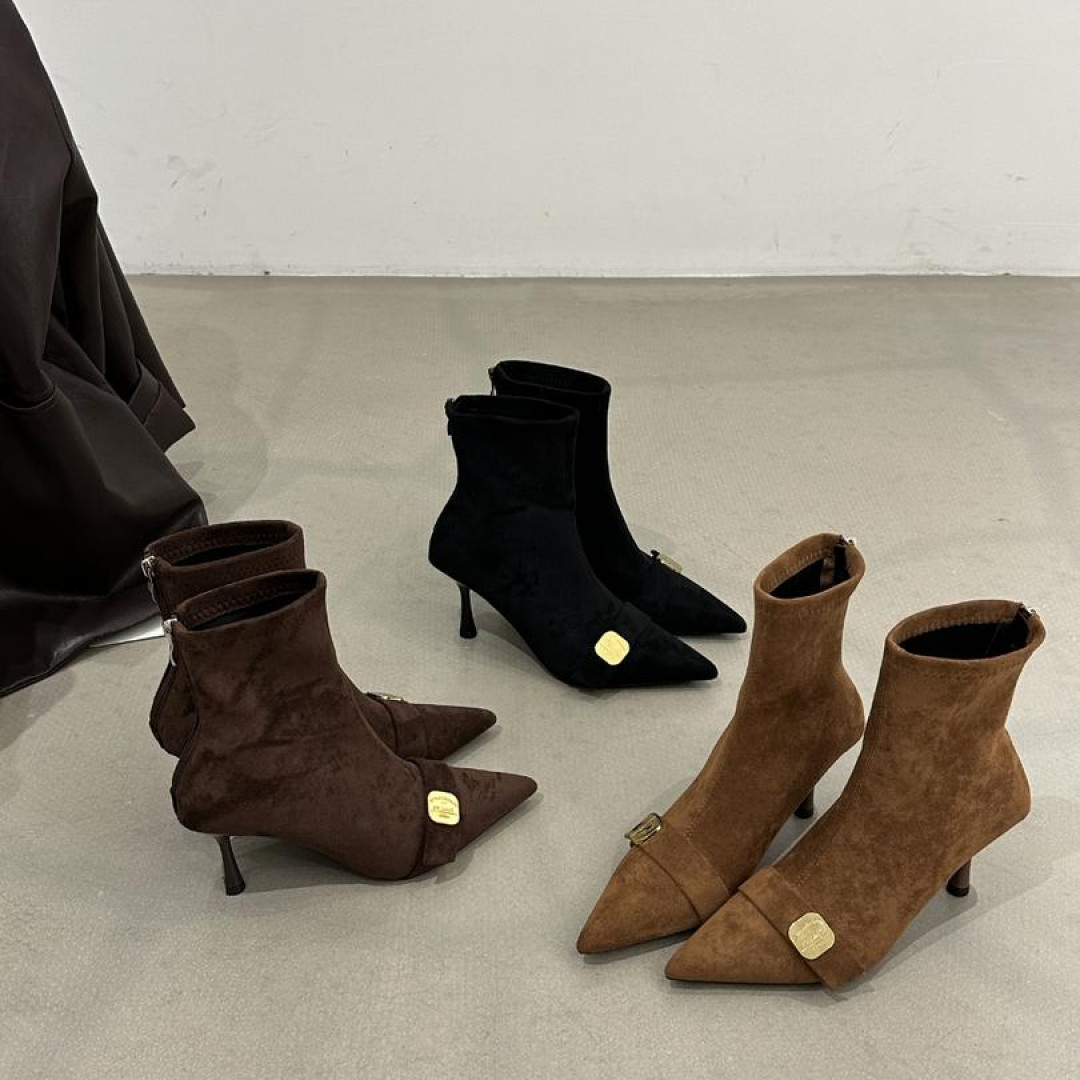 2025冬季新款绒面美拉德棕色尖头高跟短筒瘦瘦靴细跟时尚加绒短靴