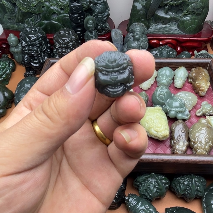 和田玉未镶嵌把件