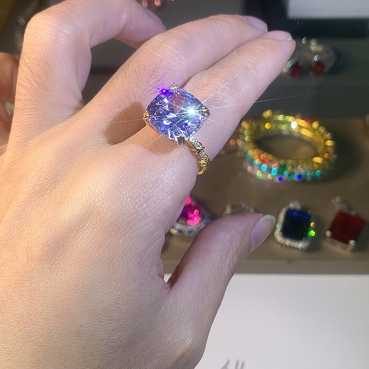 非金属102白色戒指。           