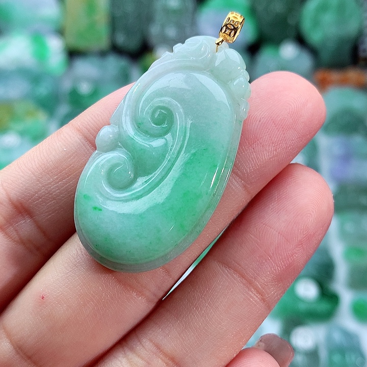 翡翠颈饰未镶嵌莱****）翡翠