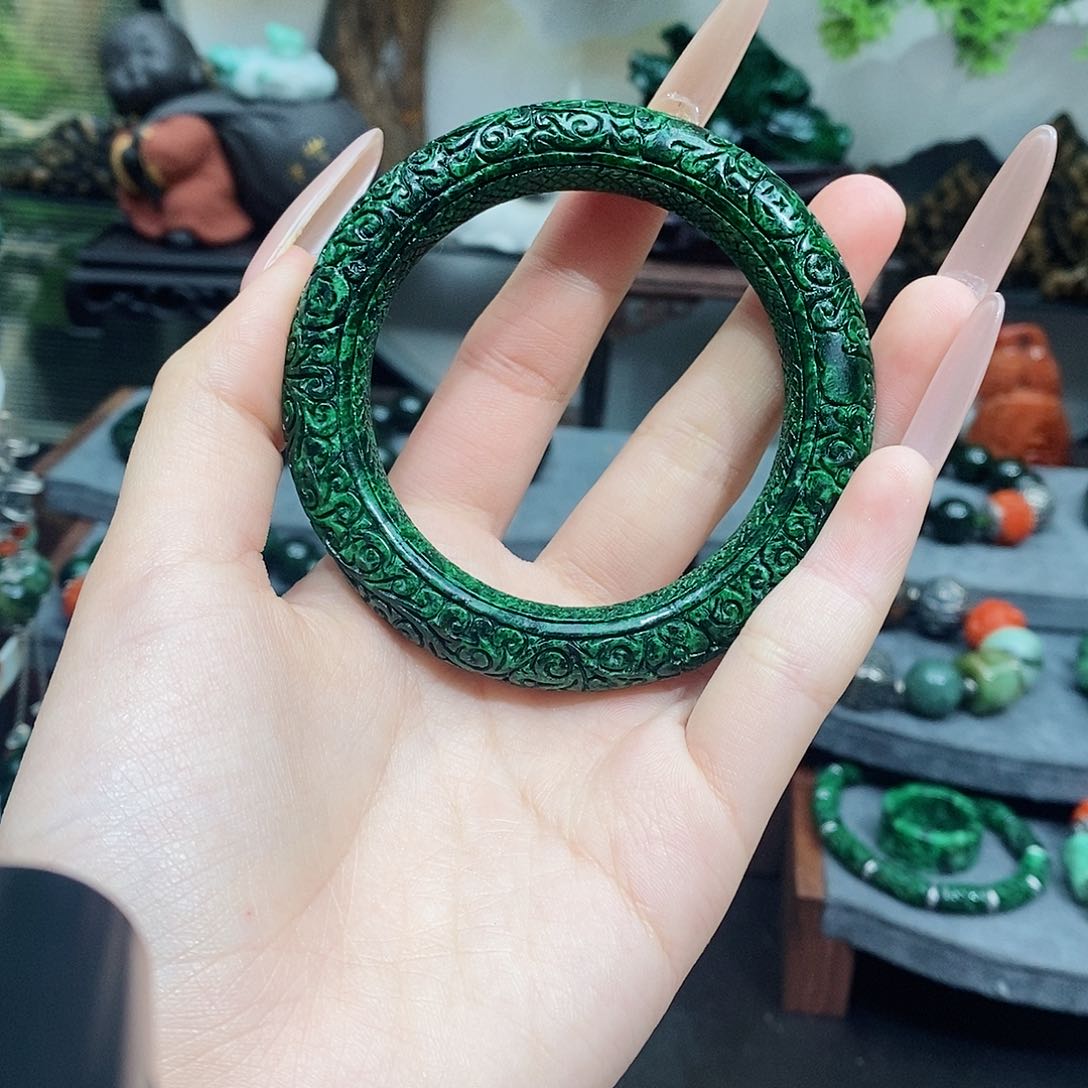翡翠手镯未镶嵌漂亮美眉