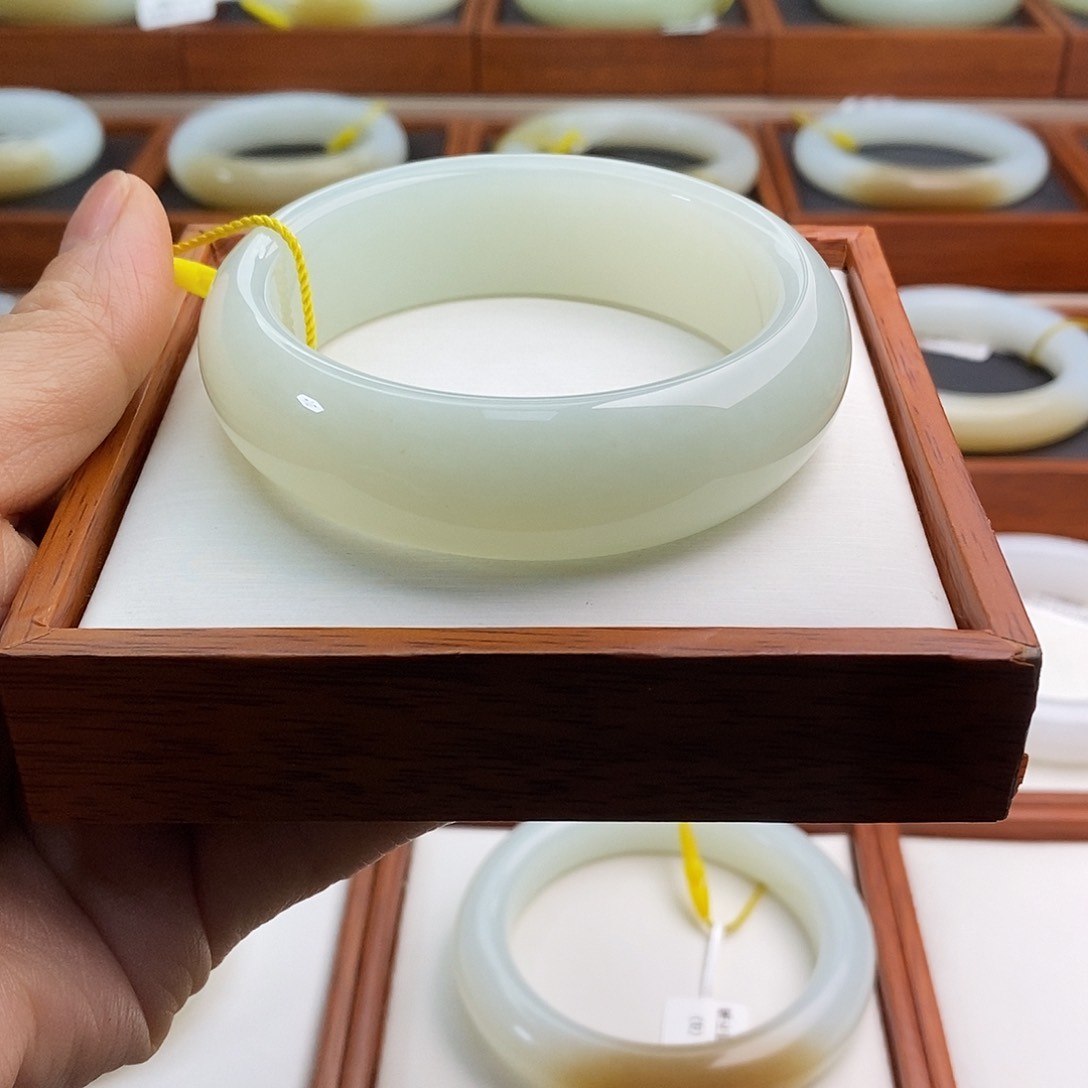 和田玉精品女士手镯未镶嵌