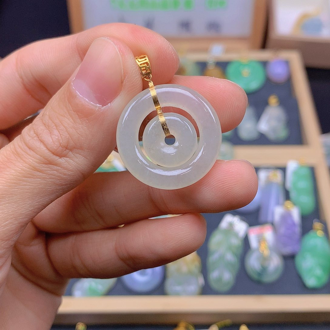 翡翠颈饰18K金镶嵌翡翠