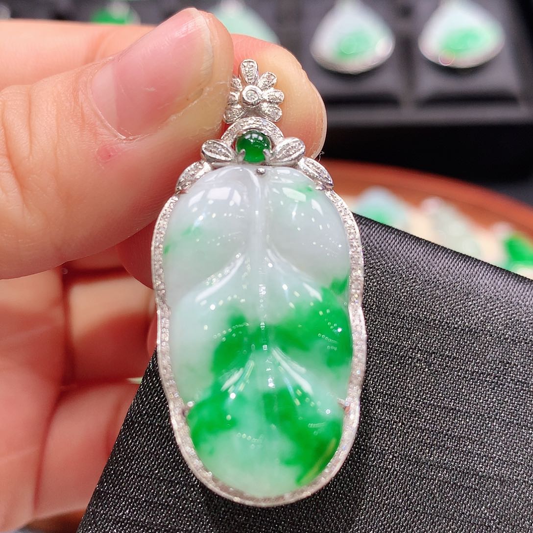 翡翠颈饰18K金镶嵌叶子