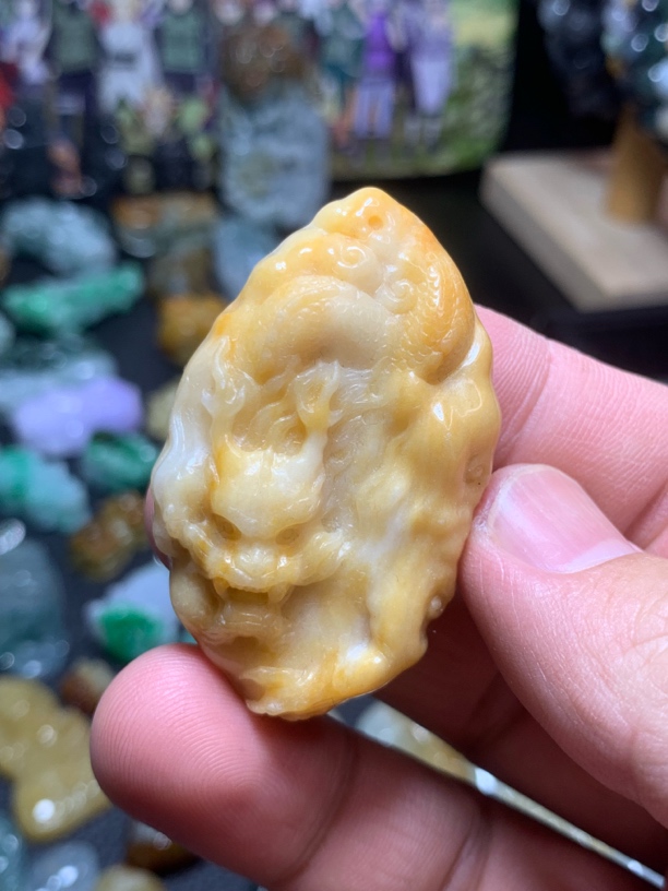 黄翡特色随型龙牌挂件天然翡翠A货