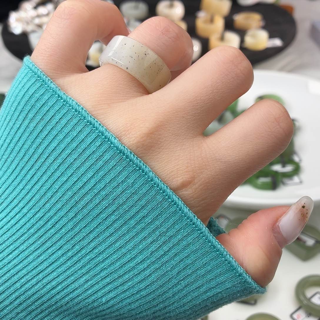 和田玉（糖玉）未镶嵌戒指S22糖白点墨圆切16.8