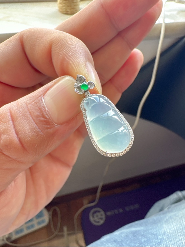 18 K金镶嵌天然缅甸翡翠A货老坑冰种发财豆