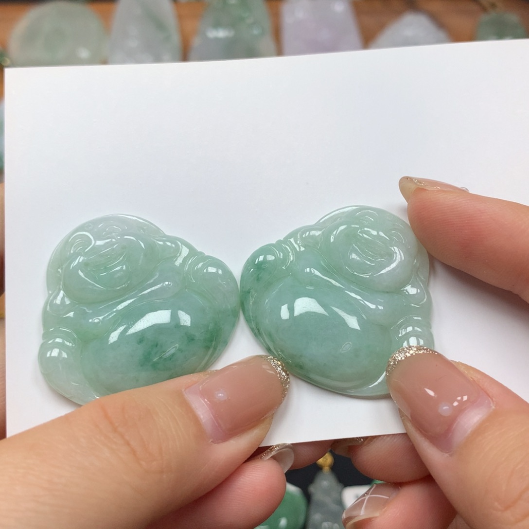 翡翠未镶嵌颈饰一对