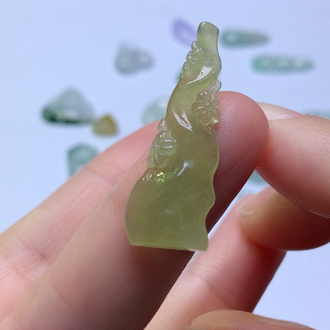 翡翠未镶嵌颈饰梅花