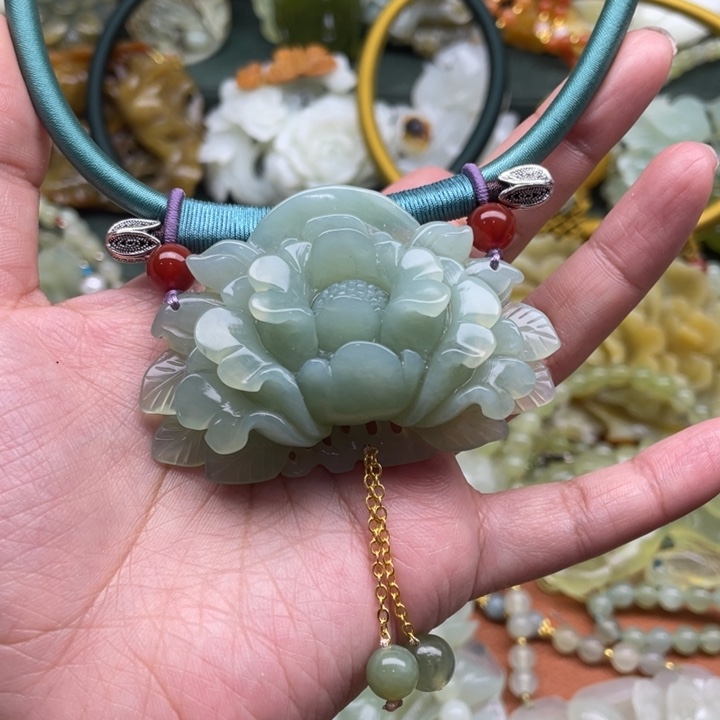 蛇纹石玉吊坠合金